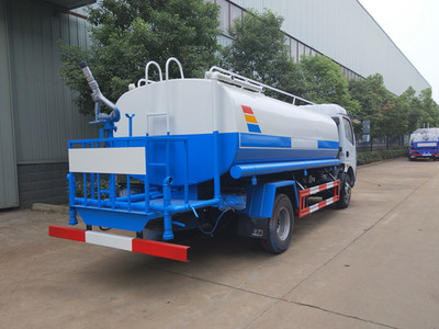 洒水车 城市清洁的流动卫士