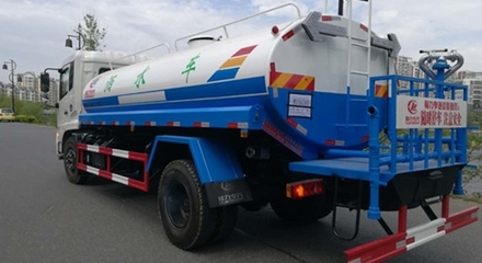 绿色城市的守护者 喷雾洒水车的多重价值