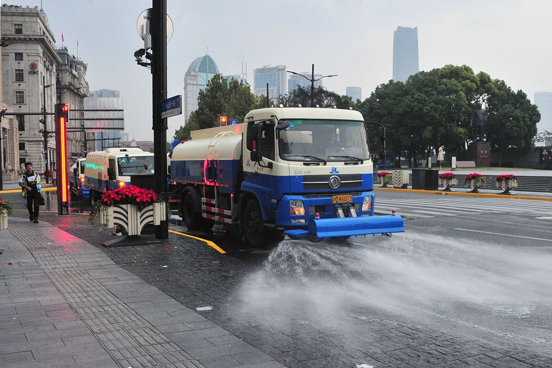 精准执法与人情温暖 从“洒水车驱赶商贩”看城市管理的温情缺失